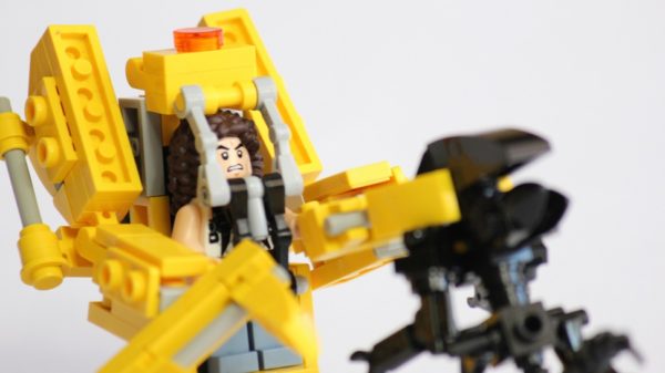 31419873002 61ac61eb1b o 600x337 How To Build An ‘Aliens’ Power Loader With LEGO